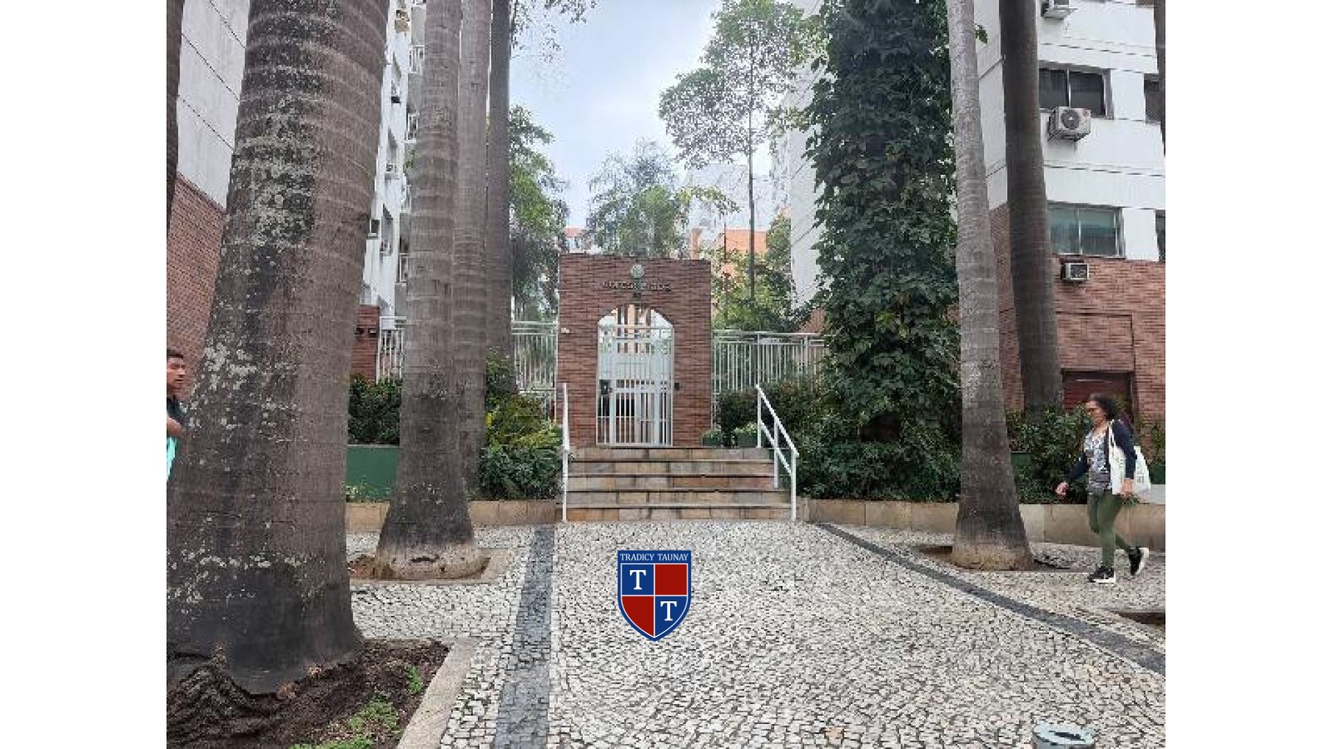 APARTAMENTO em CENTRO