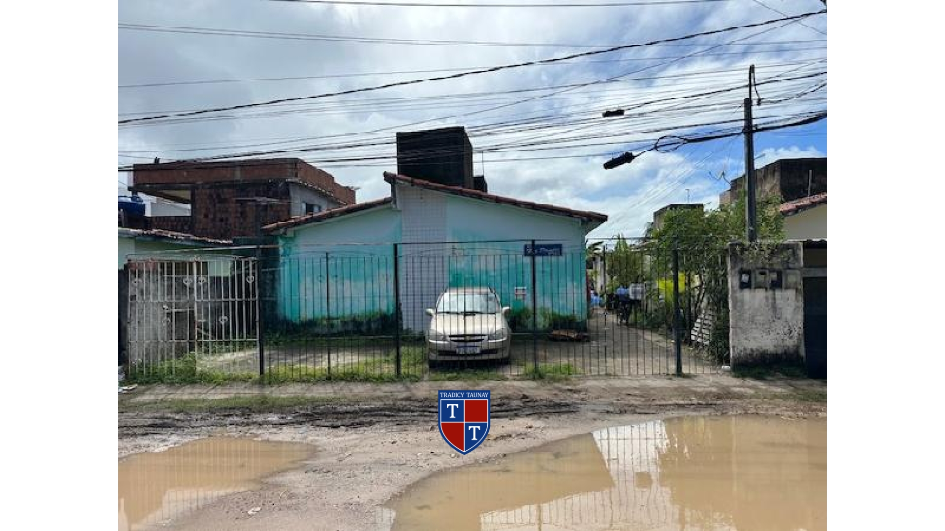 CASA em PAU AMARELO