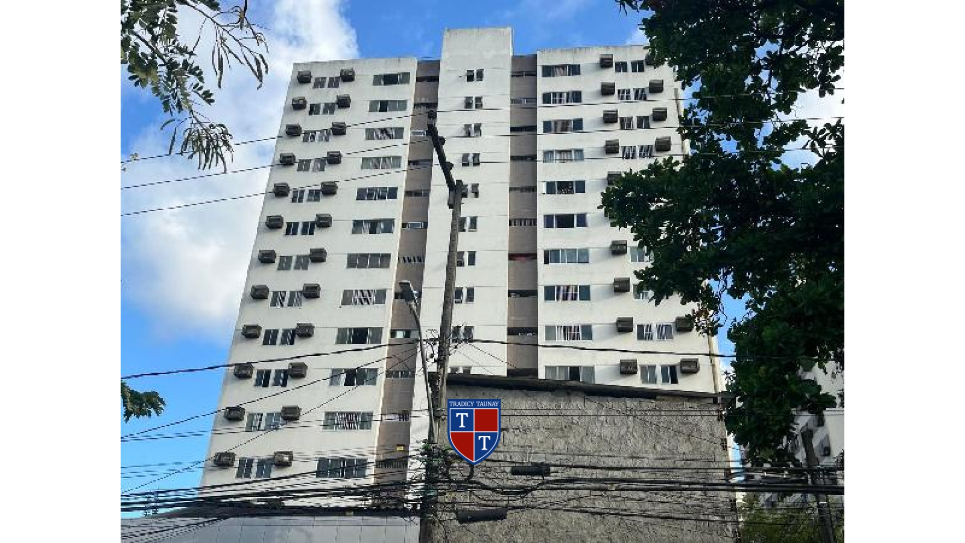 APARTAMENTO em TORRE
